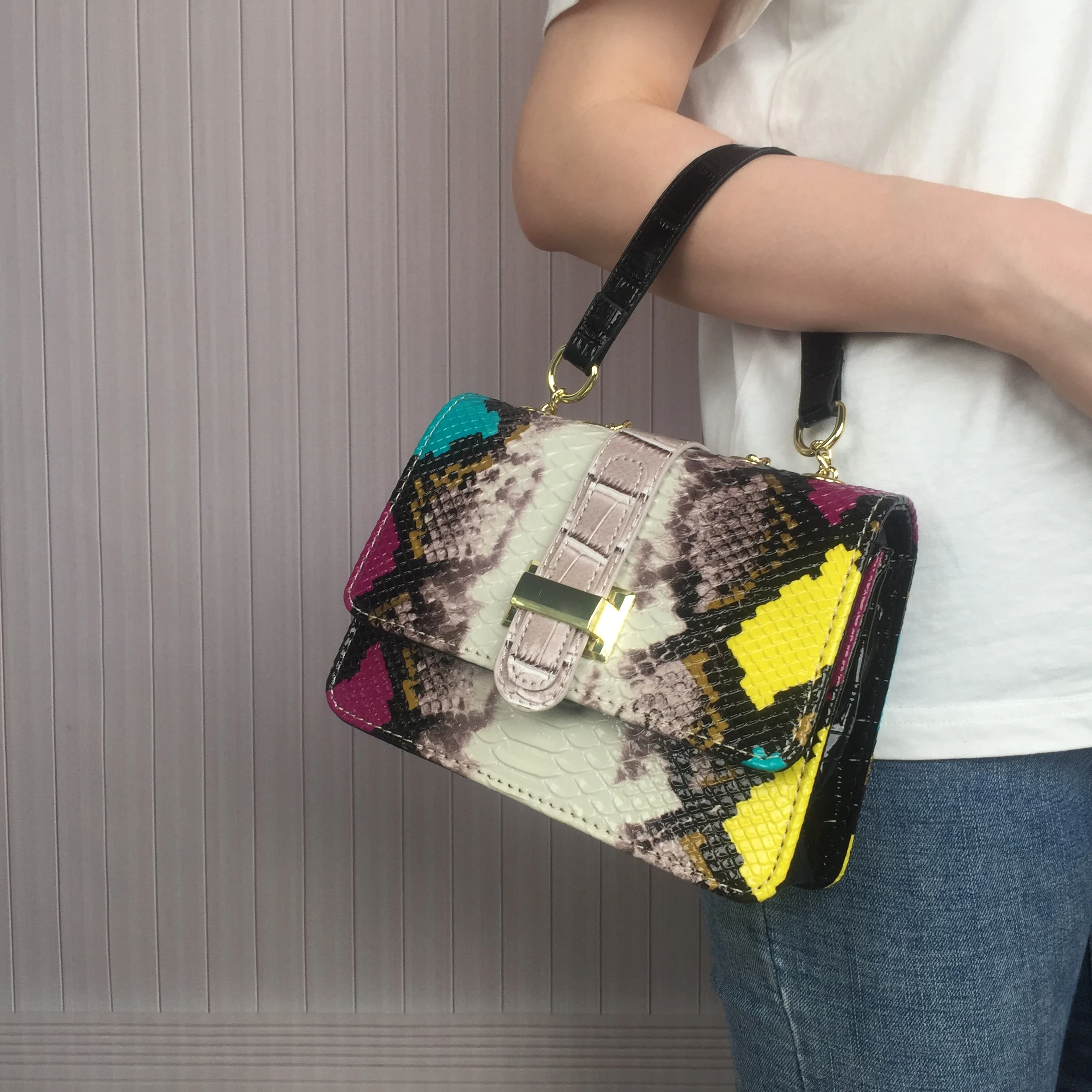 Чанта за момичета 2023, нова мода нишевая чанта в стила на жокера, популярната малка чанта за рамо.