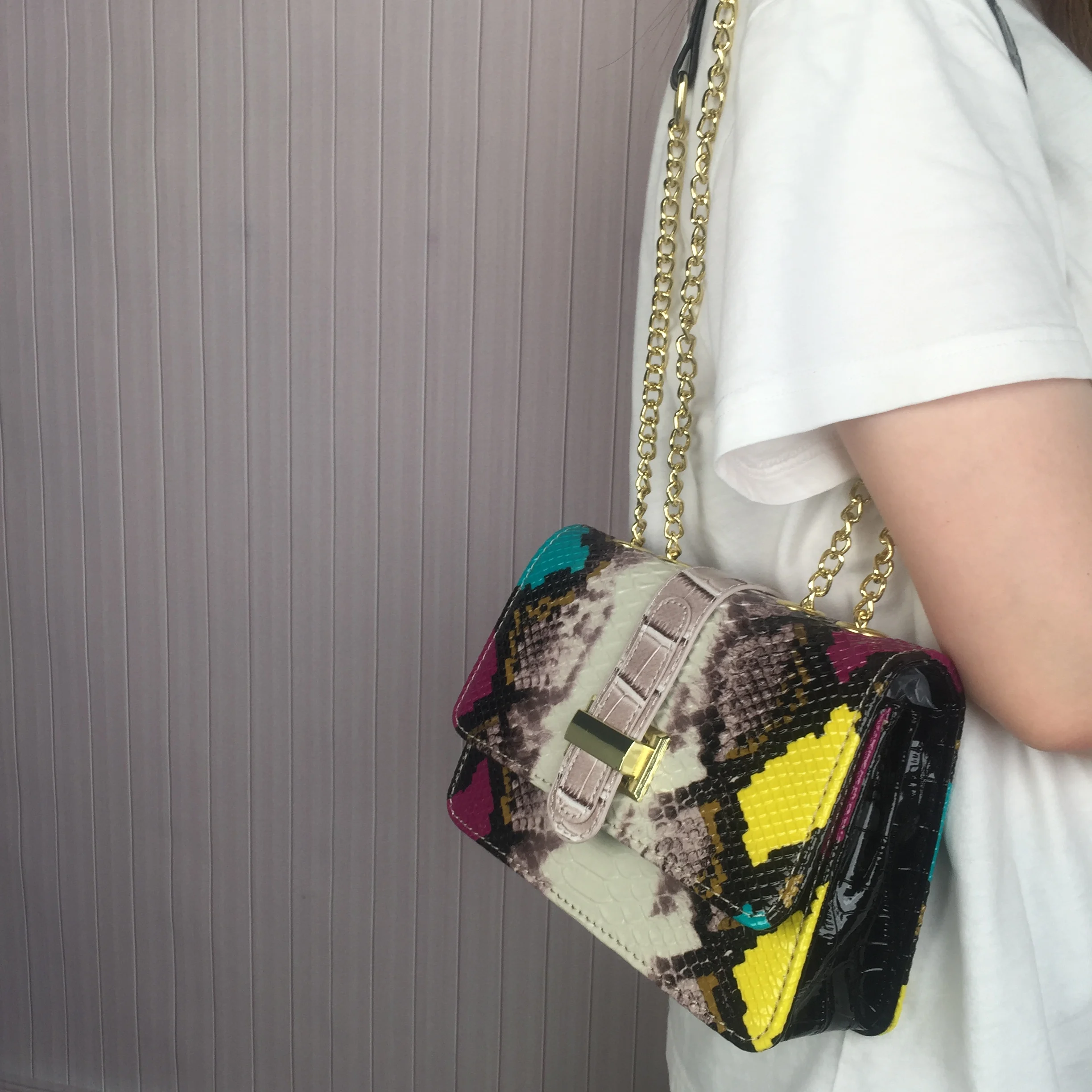 Чанта за момичета 2023, нова мода нишевая чанта в стила на жокера, популярната малка чанта за рамо.