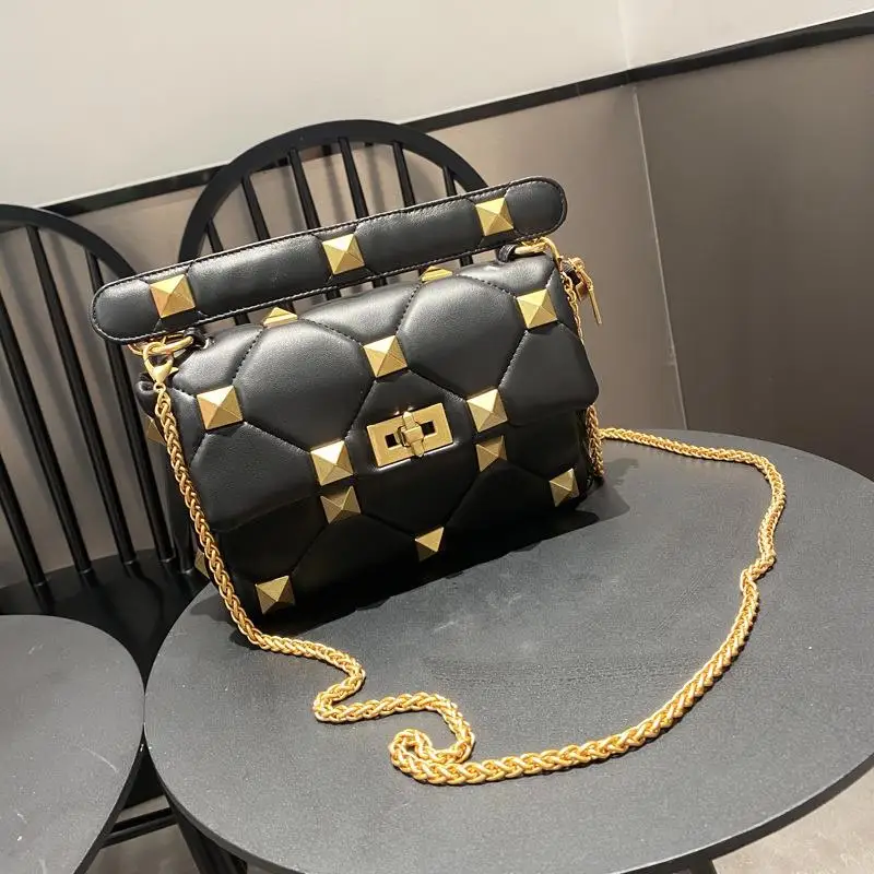 Луксозна дизайнерска дамска чанта с веригата и нитове от изкуствена кожа в ярки цветове, чанта и чантата си през рамо, чанти-незабавни посланици през рамо
