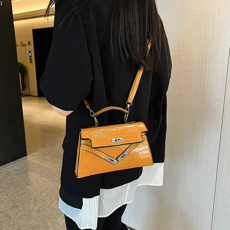 2023 Нова модерна чанта в стил ретро, тази тенденция е лесна чанта през рамо, модни и ежедневни малка квадратна чанта, дамски портмонета и чанти
