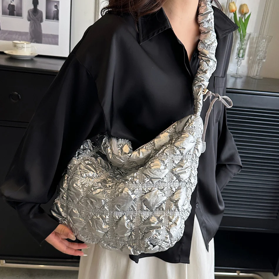 Модни Сребърни Лазерни Гланц Голяма Чанта през рамо за Жени, Луксозни Стеганая Мека Чанта През Рамо 2023, Трендови Нагънат Дизайнерски Чанти