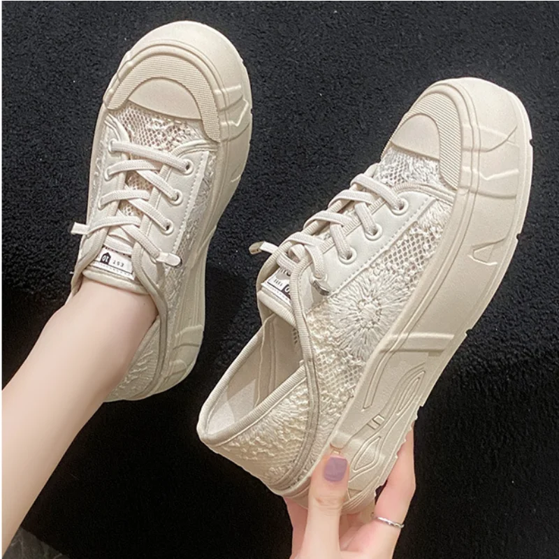 Малки бели обувки с дишаща мрежа женски 2023 нови летни обувки на тънък ток женски издълбани универсални дишащи спортни обувки