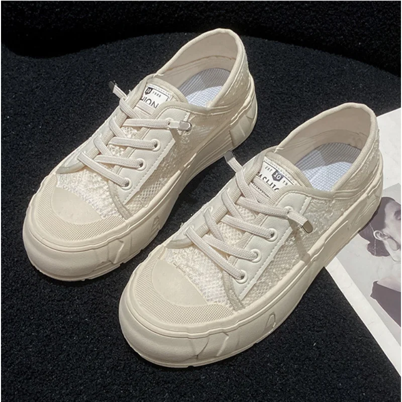 Малки бели обувки с дишаща мрежа женски 2023 нови летни обувки на тънък ток женски издълбани универсални дишащи спортни обувки