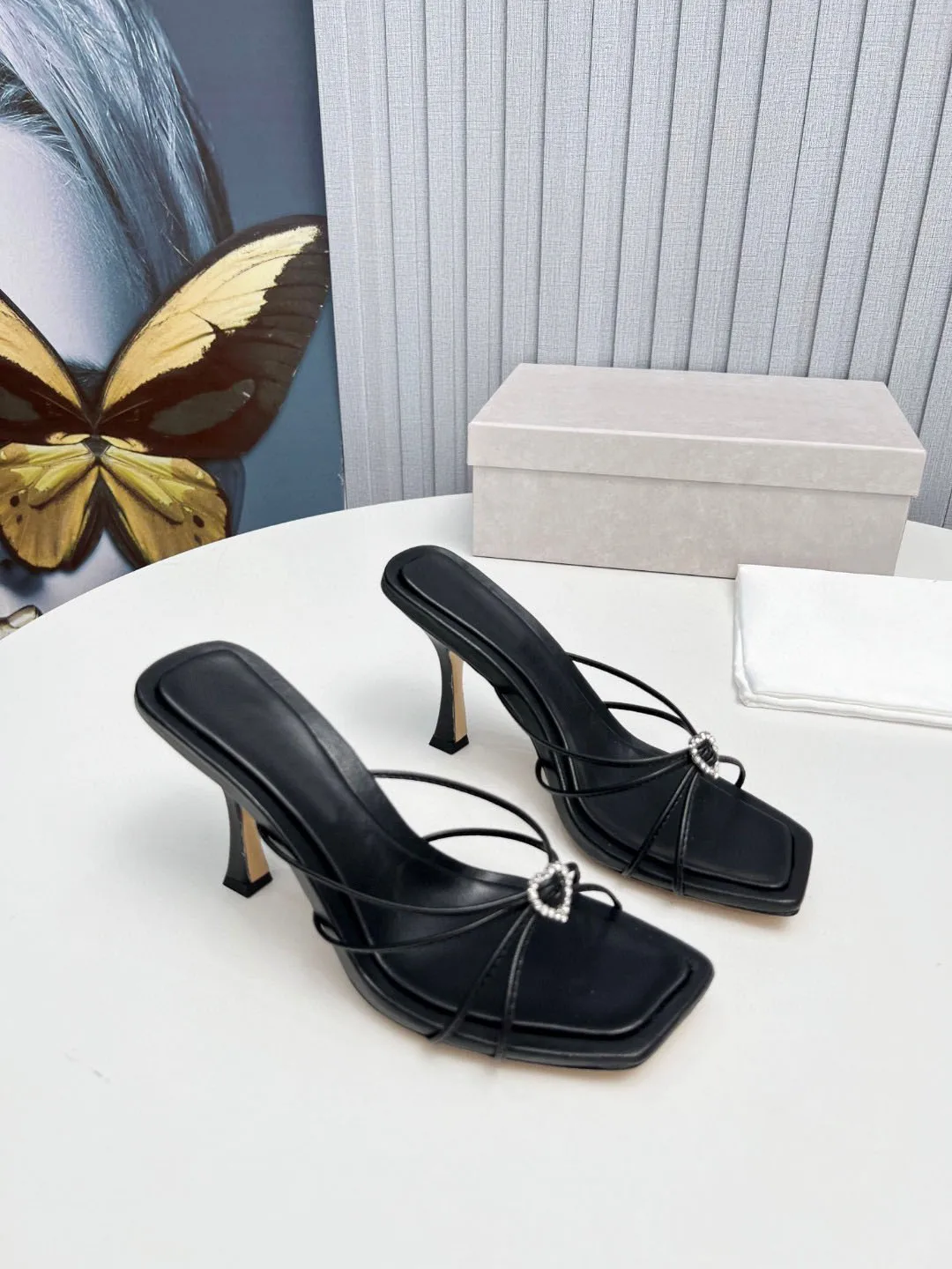 2023 Нови Модни дамски обувки на висок ток, удобни плажни сандали за излизане на светлина