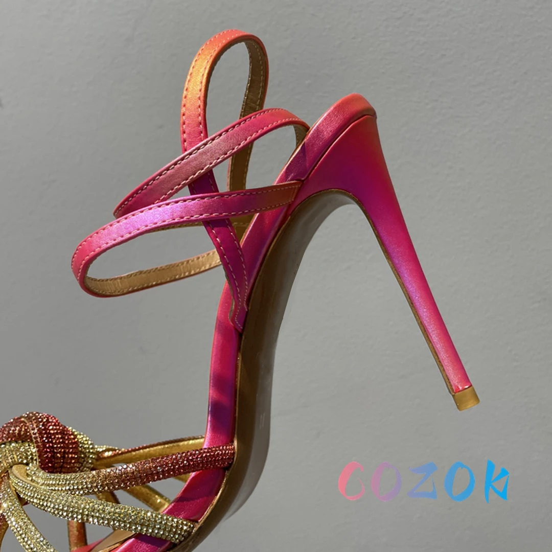 Пикантни цветни Сандали на висок ток с тънка каишка и усукани кристали, Кожени вечерни модела обувки с отворени пръсти и ключалката на щиколотке, Женски на модела летни обувки