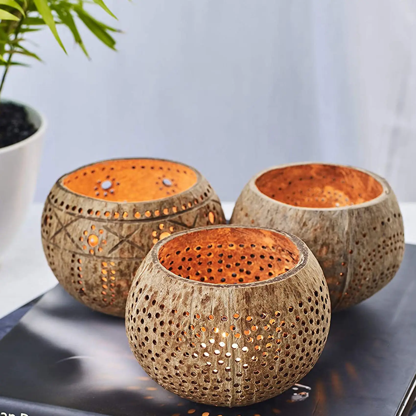 Дървени свещници от черупката на кокосов орех (комплект от 3 броя) със свещи Tealight с аромат на кокосов орех - Boho Декор, Свещници за обети