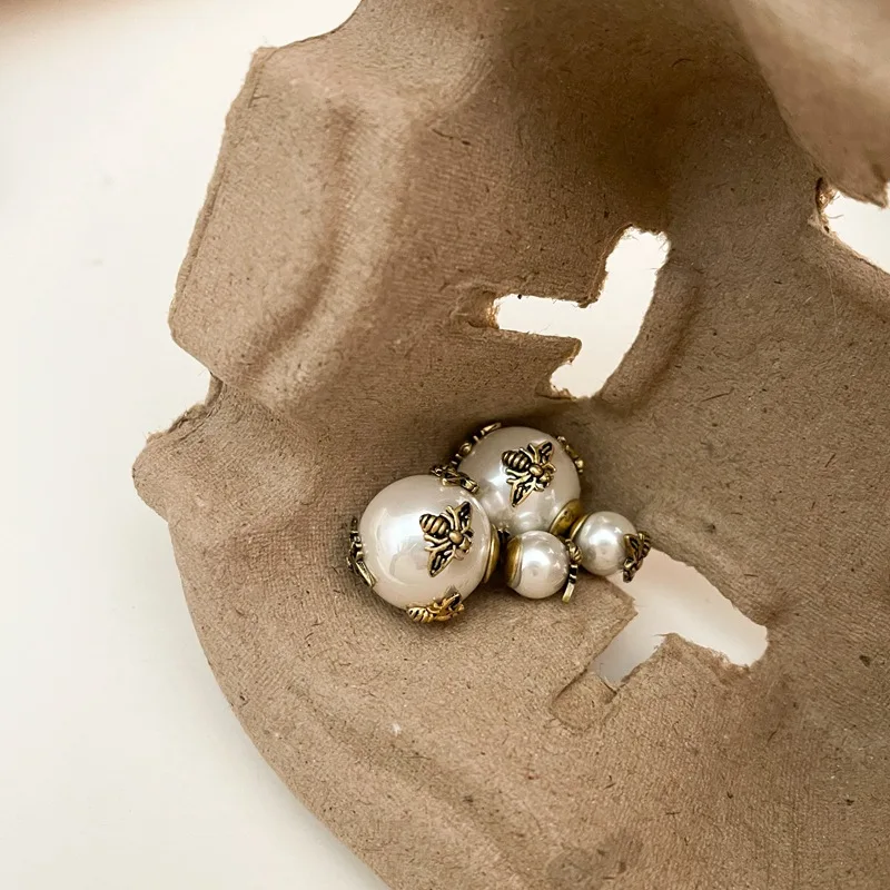Ретро пчелен перли с бронзови обеци отпред и отзад