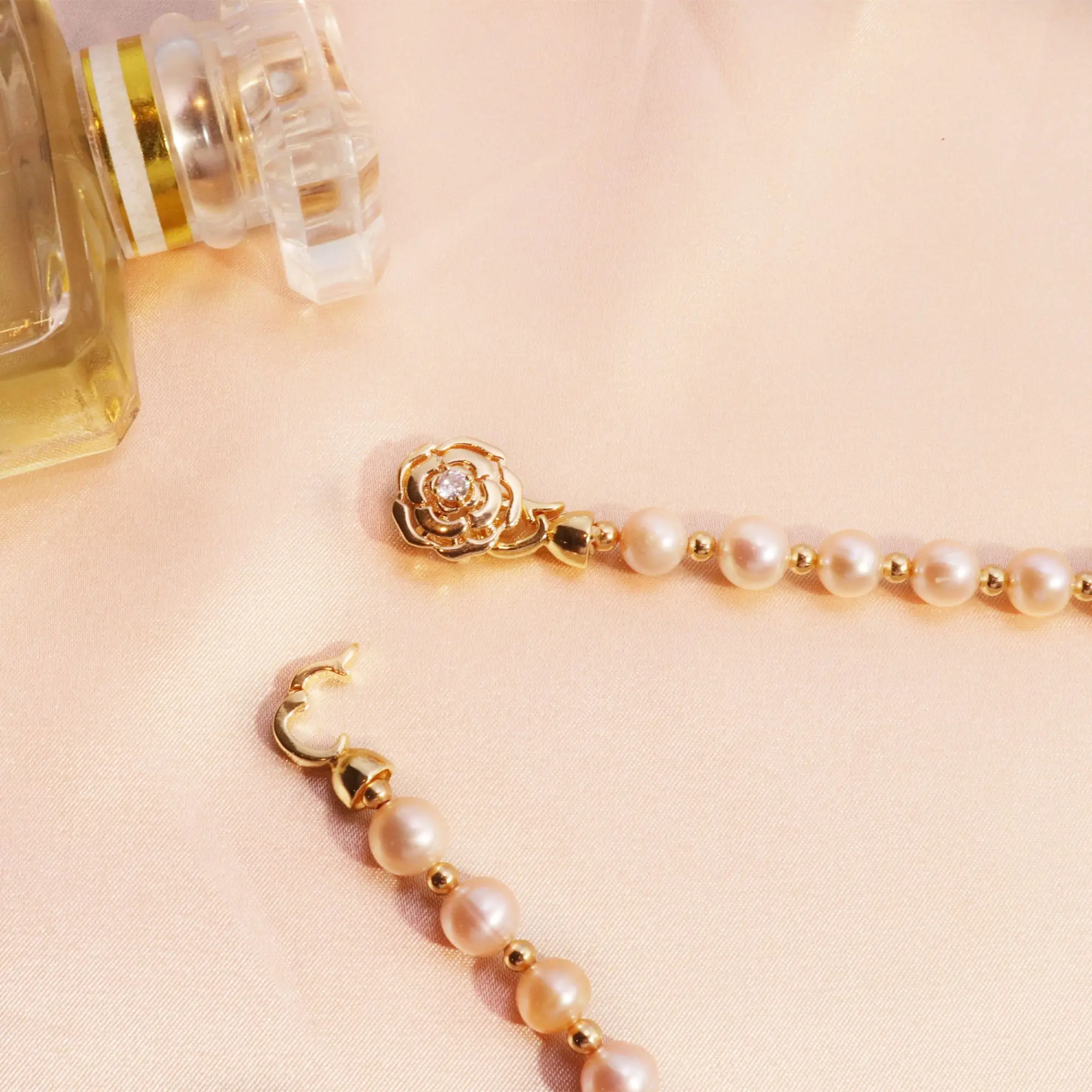 Нов модерен перла гривна в двойка с кръгли перли 6-7 мм, покрити с мед от истинско злато GEE14